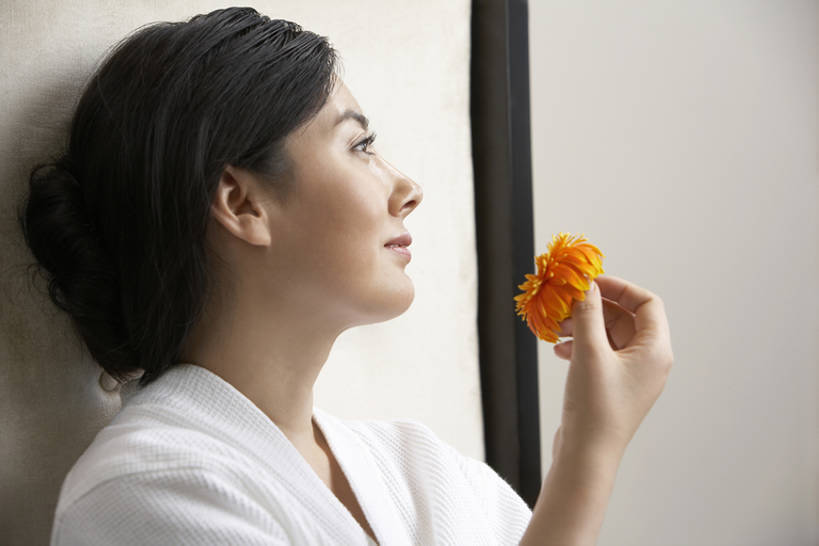 东方人,成年人,脸,头,脸颊,一个人,美容院,躺,微笑,横图,室内,特写,侧面,按摩,美容,幸福,中国,亚洲,仅一个女性,护肤,娱乐,会所,顾客,肩膀,雏菊,花,保养,享受,休息,休闲,健康,舒服,放松,SPA水疗,保健,俱乐部,温泉浴场,摄影,高雅,享乐,华贵,东亚,养颜,无忧无虑,卧着,女人,女性,亚洲人,中国人,头部,脸部,脸蛋,面部,休闲活动,矿泉疗养地,躺着,卧,仰头,坐着,彩图,浴衣,水疗,和蔼,健身俱乐部,社交,bj175