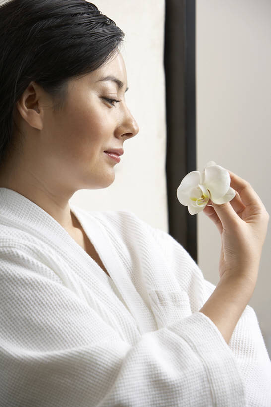 东方人,成年人,脸,头,脸颊,一个人,美容院,躺,微笑,竖图,室内,特写,侧面,按摩,美容,幸福,中国,亚洲,仅一个女性,护肤,美丽,注视,娱乐,会所,顾客,肩膀,花,观察,看,保养,享受,休息,休闲,健康,舒服,放松,SPA水疗,保健,俱乐部,温泉浴场,摄影,观看,察看,高雅,享乐,关注,华贵,东亚,养颜,无忧无虑,卧着,兰花,女人,女性,亚洲人,中国人,头部,脸部,脸蛋,面部,休闲活动,矿泉疗养地,躺着,卧,坐着,彩图,浴衣,水疗,和蔼,健身俱乐部,社交,bj175