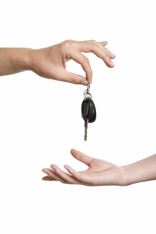 东方人,成年人,手,两个人,竖图,特写,抠图,白色背景,侧面,钥匙,顾客,概念,摄影,部分,动作,车钥匙,男人,男性,女人,女性,亚洲人,中国人,彩图,影棚拍摄,给予,bj175