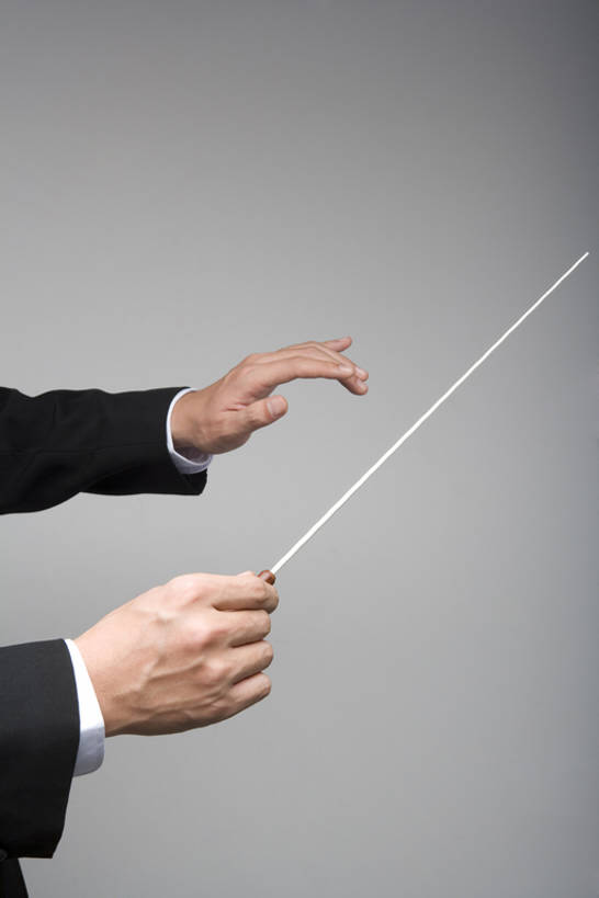 东方人,成年人,手,一个人,举,竖图,特写,侧面,仅一个男性,表演,握,灰色背景,服装,指挥棒,音乐,指挥,扮演,手势,托,力量,握着,摄影,指导,严肃,部分,动作,控制,演出,专心,领导,高雅,神圣,燕尾服,四肢,技能,把握,认真,男人,男性,亚洲人,中国人,手臂,举起,举手,举着,向上举,向上伸,向上托,彩图,影棚拍摄,礼服,打手势,售票员,古典乐,掌控,bj175