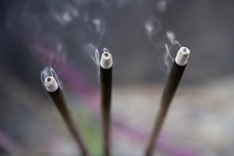 无人,竖图,特写,运气,安全,静物,北京,中国,亚洲,一排,整齐,燃烧,传统,排列,祈祷,熏香,烟,零售,摄影,宗教,佛教,保护,部分,队列,中国文化,东亚,宗教用品,东亚文化,雍和宫,构图,彩图,传统文化,传统节日,bj175