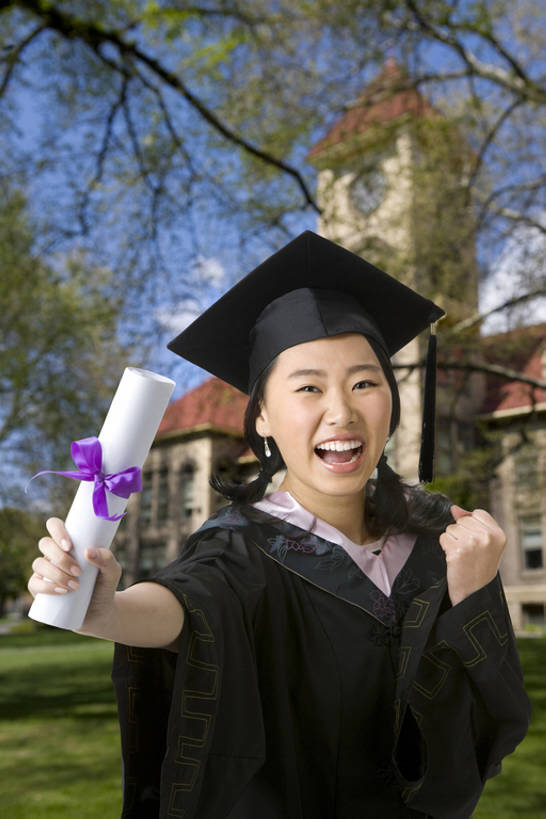 东方人,成年人,一个人,学生,学校,教学楼,竖图,室外,白天,正面,兴奋,幸福,骄傲,成功,信心,中国,仅一个女性,握,庆祝,文凭,教育,注视,校园,刺激,树,观察,看,站着,教室,握着,摄影,流苏,观看,察看,知识,享乐,学士帽,毕业生,毕业,成就,关注,智力,学士服,东亚,垂布,学士袍,学位帽,年轻女性,女人,女性,亚洲人,中国人,年轻人,大学生,半身,彩图,大学,教学大楼,bj175