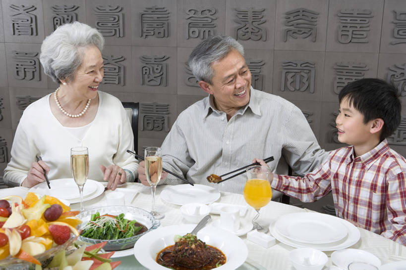 东方人,儿童,成年人,老年人,三个人,家庭,祖父母,祖母,祖父,站,笑,微笑,露齿笑,横图,室内,白天,正面,吃饭,晚餐,幸福,纯洁,分享,餐桌,筷子,北京,中国,春节,亚洲,一排,欢呼,丰富,庆祝,整齐,并排,美味,饺子,排列,小孩,转盘,中国菜,香槟,站着,温暖,温馨,一家人,汉字,可爱,童年,童趣,摄影,和睦,享乐,膳食,队列,宴会,中国文化,童真,东亚,烂漫,无邪,健康食物,陪同,陪伴,天真,老年男性,老年女性,男孩,男人,男性,女人,女性,亚洲人,中国人,孩子,全家福,孙子,站立,半身,彩图,餐馆,融洽,男生,传统文化,伴随,bj175