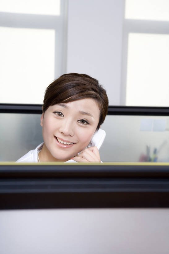 东方人,脸,头,脸颊,一个人,商务人士,秘书,服务员,商务女性,办公室,笑,打电话,微笑,露齿笑,横图,室内,正面,商务,快乐,通讯,幸福,北京,中国,亚洲,握,正装,工作,联系,话务员,注视,肩膀,观察,看,职业,办公大楼,服务,握着,摄影,观看,协助,支撑,察看,关注,隔间,肖像,忙碌,东亚,年轻女性,女人,女性,亚洲人,中国人,年轻人,头部,脸部,脸蛋,面部,白领,服务生,接线员,侍者,电话机,彩图,办公室职员,操作员,bj175