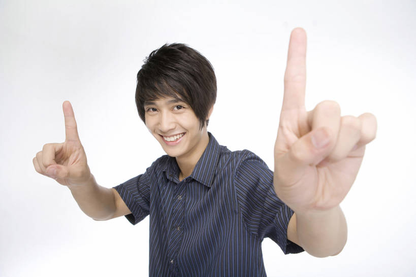 东方人,成年人,一个人,举,笑,微笑,露齿笑,横图,抠图,白色背景,正面,时尚,快乐,满意,幸福,技术,仅一个男性,仅一个人,握,注视,休闲装,仅一个年轻男性,观察,看,手势,托,休闲,健康,手指,活力,乐趣,握着,摄影,生活方式,观看,第一,察看,指着,酷,享乐,食指,关注,肖像,无忧无虑,男人,男性,年轻男性,亚洲人,中国人,年轻人,休闲活动,举起,举手,举着,向上举,向上伸,向上托,半身,彩图,影棚拍摄,打手势,摆拍,广角,bj175