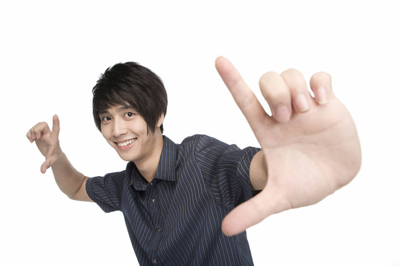 东方人,成年人,一个人,举,笑,微笑,露齿笑,横图,留白,抠图,白色背景,正面,时尚,快乐,满意,兴奋,幸福,技术,仅一个男性,仅一个人,握,注视,休闲装,刺激,仅一个年轻男性,观察,看,手势,托,休闲,健康,手指,活力,乐趣,握着,摄影,生活方式,观看,第一,察看,指着,酷,享乐,风格,食指,关注,肖像,无忧无虑,男人,男性,年轻男性,亚洲人,中国人,年轻人,休闲活动,举起,举手,举着,向上举,向上伸,向上托,半身,彩图,影棚拍摄,打手势,摆拍,广角,bj175
