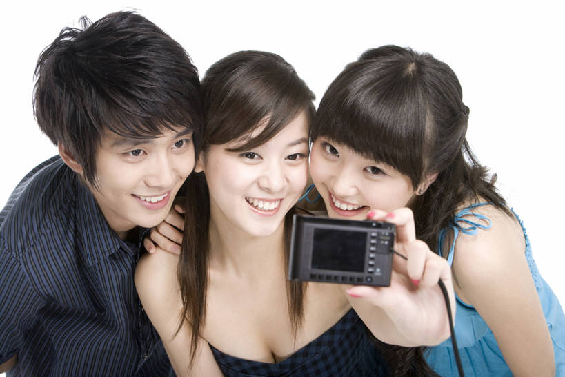 东方人,成年人,三个人,笑,微笑,露齿笑,横图,抠图,白色背景,正面,时尚,快乐,兴奋,友谊,幸福,信心,技术,相机,一排,握,整齐,休闲装,刺激,排列,数码相机,靠,靠着,休闲,健康,活力,乐趣,搭,握着,摄影,生活方式,酷,享乐,风格,合影,搭着,队列,陪同,陪伴,无忧无虑,男人,男性,年轻男性,年轻女性,女人,女性,亚洲人,中国人,年轻人,休闲活动,半身,彩图,影棚拍摄,欢乐,深情,照相,伴随,bj175