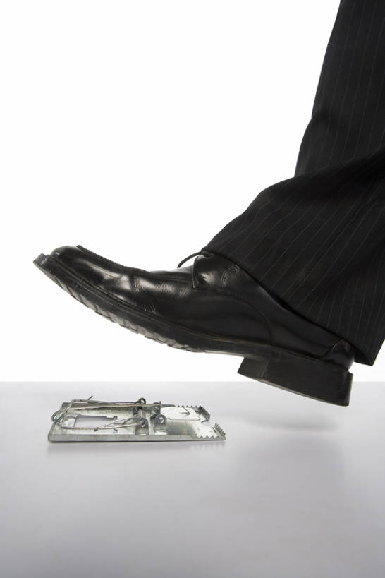 东方人,成年人,一个人,商务人士,商务男性,竖图,特写,留白,抠图,白色背景,衬衫,西装,商务,技术,鞋子,中国,套装,正装,职业,摄影,技巧,捕鼠器,惊奇,动作,踏,手艺,商务装,问题,陷阱,足,工薪阶层,东亚,一套,技能,技艺,想法,危险,男人,男性,亚洲人,中国人,年轻人,白领,上班族,步行,彩图,影棚拍摄,衬衣,妙技,办公室职员,本领,bj175