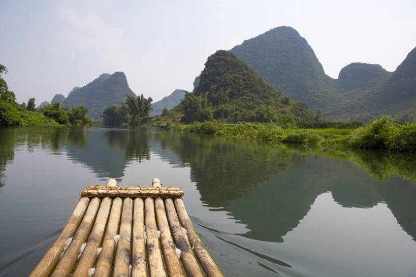 无人,横图,室外,白天,旅游,度假,河流,美景,名胜古迹,山,山脉,水,标志建筑,地标,建筑,船,竹子,桂林,中国,亚洲,一排,整齐,反射,木制,材料,地形,景观,水面,云,建筑群,运输工具,娱乐,建设,树,排列,绿色,风景,自然,木制品,交通工具,享受,休闲,景色,放松,摄影,宁静,环境,队列,中国文化,自然风光,载具,自然现象,东亚,东亚文化,漓江,木筏,罕见,水上交通工具,荒僻,偏僻,偏远,自然地理,冷僻,彩图,旅行,bj175