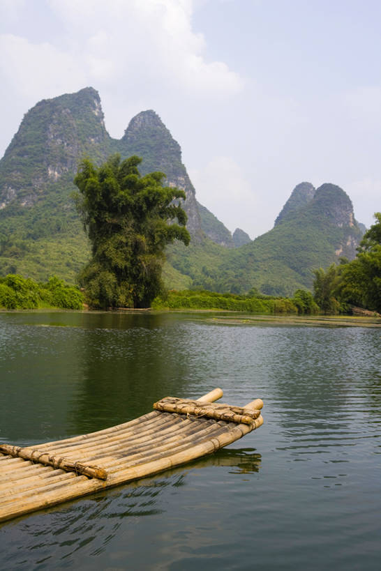 无人,横图,室外,白天,旅游,度假,河流,美景,名胜古迹,山,山脉,水,标志建筑,地标,建筑,船,竹子,桂林,中国,亚洲,一排,波纹,整齐,木制,材料,地形,景观,水面,建筑群,运输工具,娱乐,建设,树,排列,绿色,风景,自然,木制品,交通工具,享受,休闲,景色,放松,摄影,宁静,环境,队列,中国文化,自然风光,载具,自然现象,东亚,东亚文化,漓江,木筏,罕见,水上交通工具,荒僻,偏僻,偏远,自然地理,冷僻,彩图,旅行,bj175