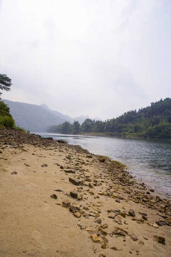 无人,竖图,室外,白天,旅游,度假,湖,河流,美景,山,山脉,水,标志建筑,地标,建筑,桂林,中国,亚洲,波纹,沙子,地形,河岸,景观,流水,水面,建筑群,娱乐,建设,树,绿色,风景,蓝天,天空,自然,享受,休闲,景色,放松,摄影,宁静,环境,自然风光,自然现象,砂岩,东亚,漓江,罕见,荒僻,偏僻,偏远,自然地理,冷僻,岩石,彩图,高角度拍摄,旅行,bj175