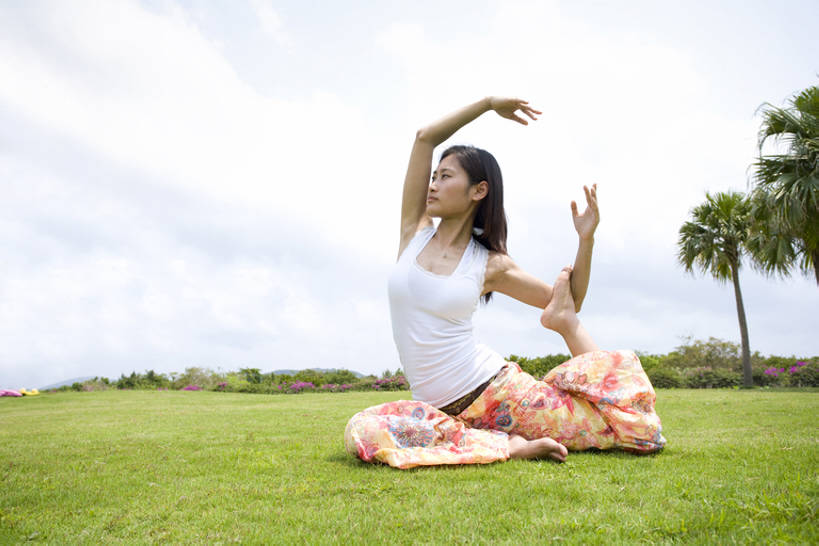 东方人,一个人,坐,举,横图,室外,白天,侧面,旅游,度假,美景,棕榈树,三亚,中国,亚洲,仅一个年轻女性,仅一个女性,仅一个人,伸展,景观,云,休闲装,娱乐,草,天空,自然,夏天,托,享受,休闲,健康,景色,放松,平衡,同意,瑜珈,宁静,动作,专心,优美,热带气候,自然风光,弹性,东亚,海南岛,单腿鸽王式,灵性,年轻女性,女人,女性,亚洲人,中国人,年轻人,休闲活动,椰子树,举起,举手,举着,向上举,向上伸,向上托,坐着,全身,和蔼,bj175