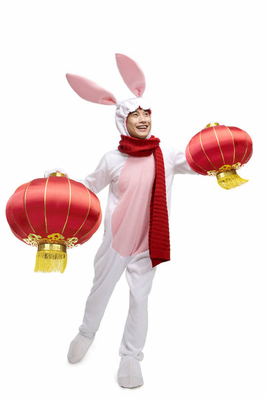 东方人,中年人,一个人,笑,微笑,露齿笑,竖图,白色背景,正面,民族服装,快乐,兴奋,幸福,运气,照明,北京,中国,春节,亚洲,仅一个男性,仅一个人,仅一个中年男性,服装,节日,庆祝,灯笼,纸灯笼,古典,拿着,文化,传统,十二生肖,刺激,衣服,围巾,灯具,向上看,概念,财富,摄影,服饰,影棚,古装,照亮,享乐,照明设备,中国文化,摄影棚,肖像,东亚,家兔,兔子装,韵味,元旦,无忧无虑,男人,男性,中年男性,亚洲人,中国人,张开手臂,全身,影棚拍摄,传统服装,民俗服,装扮,欢乐,拍摄,传统文化,传统节日,bj175