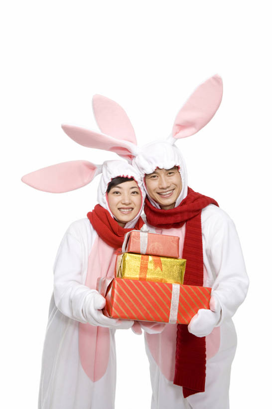 东方人,中年人,两个人,笑,微笑,露齿笑,竖图,白色背景,正面,民族服装,快乐,兴奋,幸福,运气,礼物,北京,中国,春节,亚洲,服装,节日,庆祝,包装,缎带,古典,拿着,注视,文化,传统,十二生肖,刺激,衣服,蝴蝶结,围巾,观察,看,概念,打结,财富,摄影,服饰,影棚,观看,古装,察看,享乐,关注,中国文化,摄影棚,肖像,东亚,家兔,兔子装,韵味,元旦,异性恋,无忧无虑,男人,男性,年轻女性,女人,女性,中年男性,亚洲人,中国人,年轻人,影棚拍摄,传统服装,民俗服,装扮,欢乐,拍摄,伴侣,传统文化,传统节日,bj175