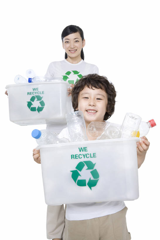 东方人,儿童,两个人,家庭,母亲,儿子,笑,微笑,露齿笑,竖图,白色背景,正面,快乐,幸福,纯洁,指示牌,北京,中国,亚洲,环保,标志,符号,文字,塑胶,T恤,拿着,注视,休闲装,标识,小孩,瓶子,观察,看,概念,健康,温暖,温馨,一家人,可爱,童年,童趣,摄影,影棚,能源,观看,保护,环境,回收,和睦,资源,察看,关注,摄影棚,肖像,利用,童真,低碳,东亚,烂漫,无邪,循环,循环利用,环境保护,持续,责任,天真,男孩,男性,年轻女性,女人,女性,亚洲人,中国人,孩子,年轻人,影棚拍摄,拍摄,融洽,回收桶,bj175
