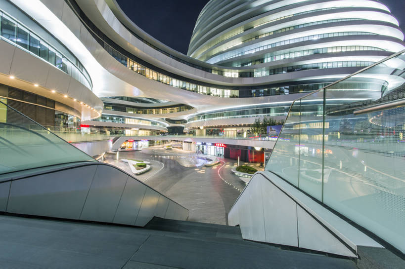 无人,办公室,栏杆,横图,室外,夜晚,背景,度假,商务,时尚,美景,名胜古迹,楼梯,城市风光,城市,建筑,商场,玻璃,北京,中国,亚洲,弯曲,艺术,线,庭院,景观,地面,首都,宏伟,娱乐,干净,现代,白色,享受,休闲,办公大楼,景色,放松,摄影,建造,照亮,风格,都市风光,华贵,市区,创新,东亚,发展,中华人民共和国,北京市,京,北平,华北地区,繁荣,金融区,设计,彩图,高层建筑,当代,北京CBD,北京商务中心区,中国北京大北窑,银河SOHO,建筑结构,汽车广告背景图,bj175