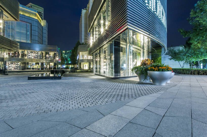 无人,办公室,横图,室外,夜晚,留白,背景,度假,商务,时尚,石头,美景,城市风光,城市,建筑,路,商场,玻璃,北京,中国,亚洲,装饰,石子,庭院,景观,地面,首都,宏伟,娱乐,干净,现代,享受,休闲,办公大楼,景色,放松,摄影,建造,照亮,风格,都市风光,华贵,市区,东亚,发展,中华人民共和国,北京市,京,北平,华北地区,繁荣,金融区,设计,石块,岩石,彩图,高层建筑,当代,北京CBD,北京商务中心区,中国北京大北窑,华贸中心,建筑结构,汽车广告背景图,bj175