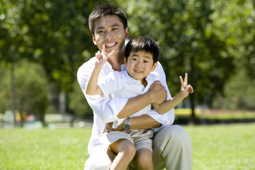 东方人,儿童,两个人,家庭,父母,父亲,儿子,站,蹲,笑,微笑,露齿笑,横图,竖图,室外,白天,正面,T恤衫,旅游,度假,游戏,快乐,兴奋,纯洁,草地,美景,中国,亚洲,连接,庭院,景观,田地,玩,T恤,娱乐,刺激,草,树,小孩,停车,绿色,白色,自然,社区,手势,站着,享受,休闲,健康,温暖,温馨,父子,一家人,景色,放松,可爱,同意,童年,童趣,生活方式,活动,和睦,享乐,发泄,关爱,消遣,智力,自然风光,亲情,和平,童真,东亚,烂漫,无邪,北京市,宣泄,无忧无虑,天真,男孩,男人,男性,年轻男性,亚洲人,中国人,孩子,年轻人,休闲活动,触摸,玩耍,嬉戏,拥抱,站立,半身,彩图,爱,欢乐,深情,融洽,男生,打手势,V字手势,挨着,bj175