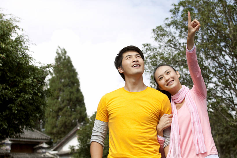 东方人,成年人,两个人,夫妻,站,举,笑,微笑,露齿笑,横图,竖图,室外,白天,留白,正面,仰视,爱情,旅游,度假,快乐,兴奋,探险,自由,友谊,建筑,中国,亚洲,行人,游客,游人,连接,并排,屋顶,古城,浪漫,T恤,注视,休闲装,历史,娱乐,路人,旅客,刺激,蓝色,天空,地标建筑,社区,观察,看,托,享受,休闲,休闲服,恩爱,放松,探索,搭,约会,恋人,观看,指导,察看,享乐,愉悦,搭着,都市风光,关注,中国文化,瞄准,东亚,云南省,异性恋,过客,无忧无虑,达利,冒险,男人,男性,年轻男性,年轻女性,女人,女性,亚洲人,中国人,年轻人,夫妇,情侣,休闲活动,举起,举手,举着,向上举,向上伸,向上托,拥抱,半身,彩图,低角度拍摄,旅行,爱,欢乐,伴侣,传统文化,美人,挨着,bj175