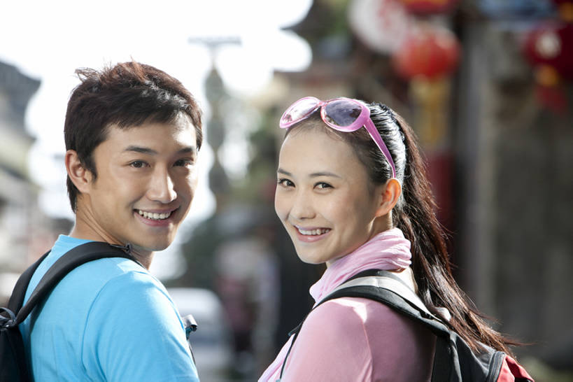 东方人,成年人,脸,头,脸颊,两个人,夫妻,站,笑,微笑,露齿笑,横图,竖图,室外,白天,留白,侧面,爱情,旅游,度假,快乐,探险,自由,友谊,建筑,街道,中国,亚洲,行人,游客,游人,连接,装饰,灯笼,古城,浪漫,T恤,注视,休闲装,历史,娱乐,路人,旅客,肩膀,蓝色,天空,背包,太阳镜,围巾,地标建筑,社区,背着,观察,看,享受,休闲,休闲服,恩爱,放松,探索,约会,恋人,观看,察看,享乐,愉悦,都市风光,关注,中国文化,东亚,远古,背包客,云南省,万里无云,异性恋,过客,无忧无虑,达利,冒险,男人,男性,年轻男性,年轻女性,女人,女性,亚洲人,中国人,年轻人,头部,脸部,脸蛋,面部,夫妇,情侣,休闲活动,彩图,旅行,爱,欢乐,深情,伴侣,传统文化,美人,挨着,股票行情,bj175