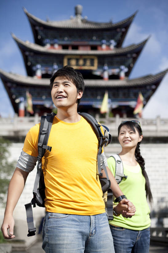 东方人,成年人,两个人,夫妻,拉,笑,微笑,露齿笑,竖图,室外,白天,正面,爱情,旅游,度假,快乐,兴奋,探险,自由,友谊,建筑,中国,亚洲,行人,游客,游人,连接,大门,古城,围墙,塔,浪漫,T恤,注视,牛仔裤,休闲装,历史,娱乐,石墙,宝塔,路人,旅客,刺激,背包,地标建筑,社区,背着,观察,看,享受,休闲,休闲服,恩爱,放松,探索,约会,恋人,观看,察看,领导,享乐,愉悦,都市风光,关爱,关注,近景,中国文化,东亚,远古,背包客,云南省,异性恋,过客,无忧无虑,达利,把握,冒险,男人,男性,年轻男性,年轻女性,女人,女性,亚洲人,中国人,年轻人,夫妇,情侣,休闲活动,步行,手牵手,彩图,旅行,爱,欢乐,深情,伴侣,传统文化,美人,挨着,掌控,bj175