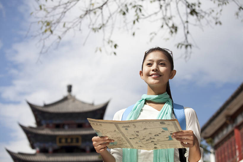 东方人,成年人,一个人,站,笑,微笑,露齿笑,横图,竖图,室外,白天,留白,正面,仰视,旅游,度假,快乐,兴奋,探险,自由,信心,建筑,地图,中国,亚洲,仅一个年轻女性,仅一个女性,仅一个人,行人,游客,游人,古城,T恤,拿着,注视,休闲装,历史,娱乐,路人,旅客,刺激,蓝色,天空,背包,太阳镜,围巾,地标建筑,背着,观察,看,享受,休闲,休闲服,放松,探索,观看,察看,享乐,愉悦,都市风光,关注,中国文化,东亚,远古,背包客,云南省,万里无云,过客,无忧无虑,达利,冒险,年轻女性,女人,女性,亚洲人,中国人,年轻人,休闲活动,半身,彩图,低角度拍摄,旅行,欢乐,传统文化,美人,股票行情,bj175