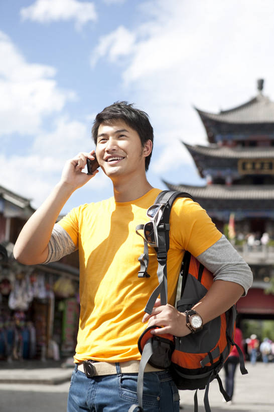 东方人,成年人,一个人,举,笑,打电话,微笑,露齿笑,竖图,室外,白天,留白,侧面,仰视,旅游,度假,讨论,快乐,满意,通讯,兴奋,探险,自由,信心,技术,建筑,手机,中国,亚洲,仅一个男性,仅一个人,行人,游客,游人,古城,塔,T恤,拿着,牛仔裤,休闲装,历史,娱乐,宝塔,路人,旅客,刺激,仅一个年轻男性,蓝色,天空,太阳镜,地标建筑,托,享受,休闲,休闲服,放松,探索,便利,享乐,愉悦,都市风光,中国文化,智能手机,东亚,远古,背包客,云南省,万里无云,无线电技术,过客,无忧无虑,达利,冒险,男人,男性,年轻男性,亚洲人,中国人,年轻人,休闲活动,举起,举手,举着,向上举,向上伸,向上托,半身,彩图,低角度拍摄,旅行,欢乐,传统文化,一见钟情,bj175