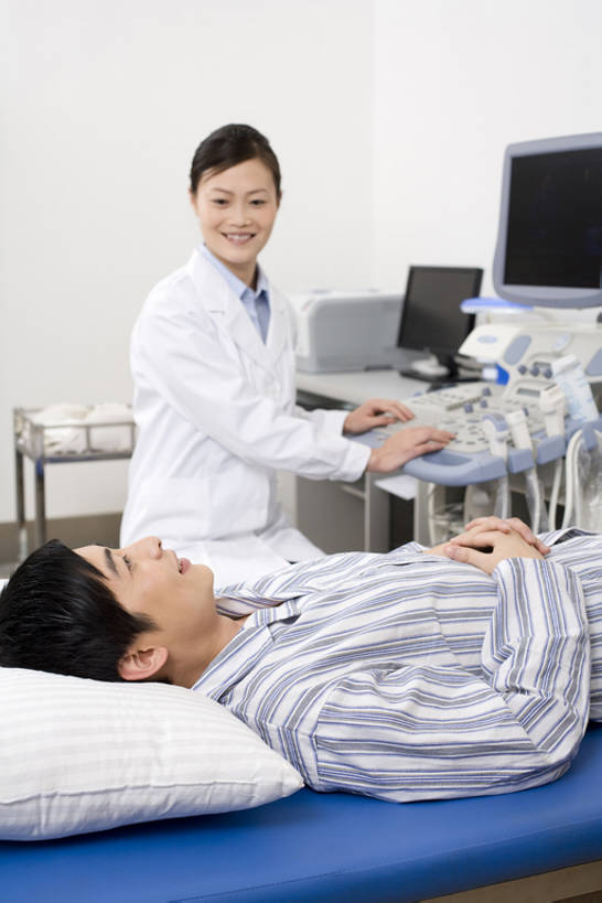 东方人,成年人,两个人,医生,病人,医院,躺,笑,微笑,露齿笑,竖图,白天,侧面,工作服,制服,快乐,显示器,技术,昆明,中国,亚洲,连接,准备,条纹,检查,云南,医护人员,医疗人员,职业,健康,生病,服务,技巧,支撑,控制,体检,医疗,医疗设备,超声波,关爱,手艺,医疗器械,东亚,实验服,工作制服,技能,技艺,信任,男人,男性,年轻男性,年轻女性,女人,女性,亚洲人,中国人,年轻人,大夫,技术员,仰卧,半身,彩图,工作套服,妙技,本领,门诊部,体格检查,bj175