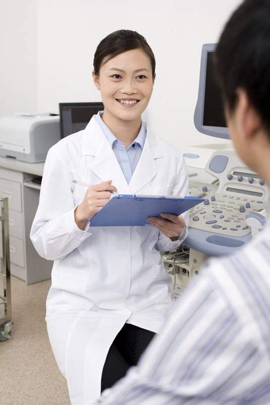 东方人,成年人,两个人,医生,病人,医院,坐,笑,微笑,露齿笑,竖图,白天,正面,工作服,快乐,信心,技术,昆明,中国,亚洲,连接,准备,条纹,检查,研究,拿着,云南,医护人员,医疗人员,职业,健康,面对面,通信,技巧,支撑,控制,体检,医疗,医疗设备,关爱,近景,手艺,医疗器械,东亚,实验服,技能,技艺,信任,男人,男性,年轻男性,年轻女性,女人,女性,亚洲人,中国人,年轻人,大夫,技术员,彩图,妙技,病历卡,本领,门诊部,体格检查,bj175