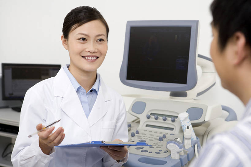 东方人,成年人,两个人,医生,病人,医院,笑,微笑,露齿笑,横图,白天,正面,工作服,快乐,信心,显示器,技术,昆明,中国,亚洲,连接,准备,条纹,检查,研究,拿着,云南,医护人员,医疗人员,职业,健康,面对面,技巧,支撑,写字板,控制,体检,医疗,医疗设备,关爱,手艺,医疗器械,东亚,实验服,技能,技艺,信任,男人,男性,年轻男性,年轻女性,女人,女性,亚洲人,中国人,年轻人,大夫,技术员,半身,彩图,妙技,病历卡,本领,门诊部,体格检查,bj175