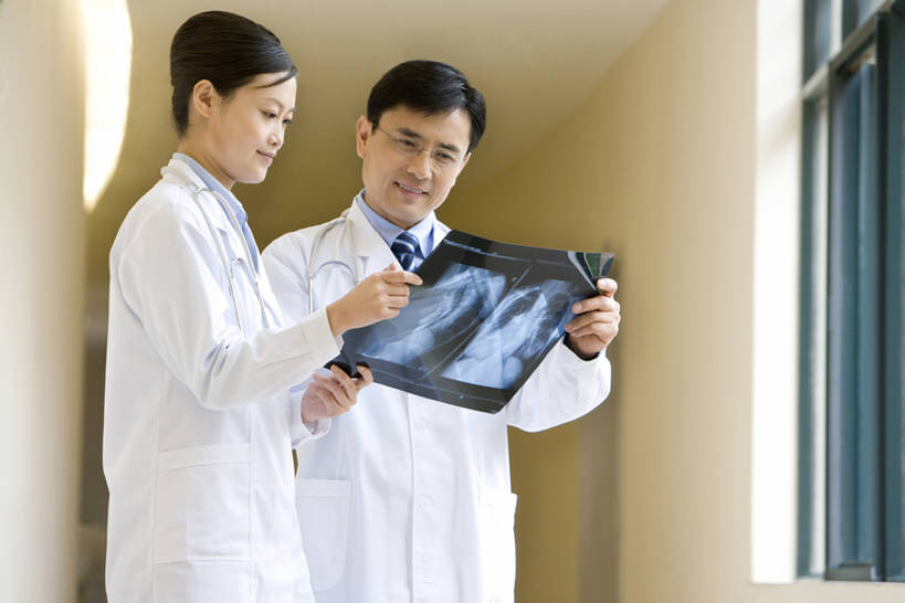 东方人,成年人,中年人,老年人,两个人,医生,医院,笑,微笑,露齿笑,横图,x光片,白天,侧面,工作服,制服,成功,团队,信心,机器,技术,昆明,中国,亚洲,捆扎,准备,研究,分析,辐射,科学,医学,眼镜,走廊,拿着,设备,云南,看,医护人员,医疗人员,职业,技巧,权威,医疗,专心,科学技术,x射线,近景,手艺,x光,核磁共振,合伙,东亚,核磁共振成像,实验服,磁共振成像,核磁共振技术,技能,技艺,认真,老年男性,男人,男性,年轻女性,女人,女性,亚洲人,中国人,年轻人,大夫,技术员,彩图,妙技,电磁波,电磁辐射,本领,专家,bj175