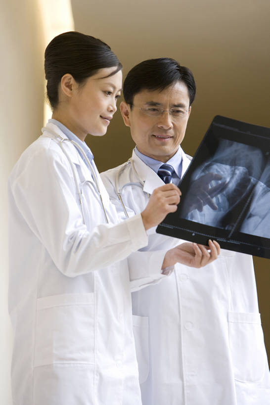 东方人,成年人,中年人,老年人,两个人,医生,医院,竖图,x光片,白天,侧面,工作服,制服,讨论,成功,团队,信心,机器,技术,昆明,中国,亚洲,捆扎,准备,研究,分析,辐射,科学,医学,眼镜,走廊,拿着,设备,云南,看,医护人员,医疗人员,职业,技巧,医疗,专心,科学技术,x射线,近景,瞄准,手艺,x光,核磁共振,合伙,东亚,核磁共振成像,实验服,磁共振成像,核磁共振技术,技能,技艺,认真,老年男性,男人,男性,年轻女性,女人,女性,亚洲人,中国人,年轻人,大夫,技术员,彩图,妙技,电磁波,电磁辐射,本领,专家,bj175