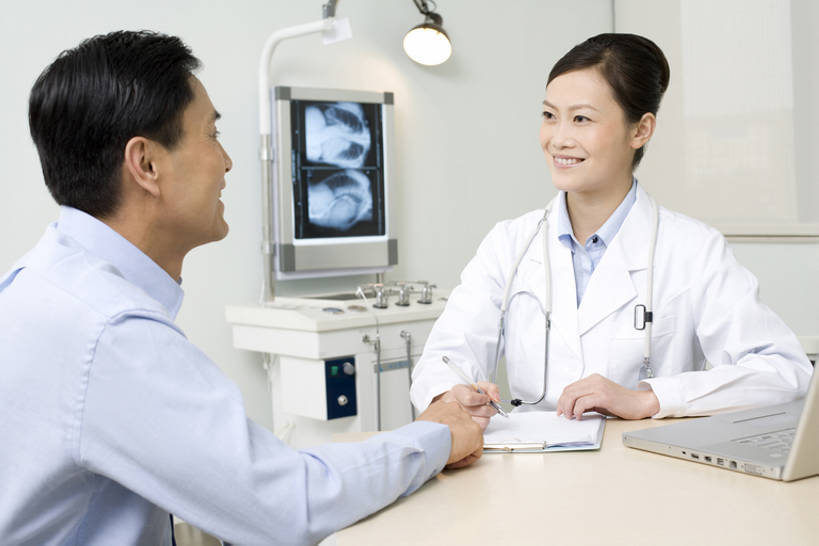 东方人,成年人,中年人,老年人,两个人,医生,病人,医院,坐,笑,微笑,露齿笑,横图,x光片,白天,正面,工作服,讨论,快乐,机器,昆明,中国,亚洲,连接,准备,检查,辐射,科学,医学,设备,云南,社区,医护人员,医疗人员,职业,健康,面对面,同意,服务,通信,支撑,控制,权威,体检,医疗,科学技术,x射线,领导,关爱,x光,核磁共振,东亚,核磁共振成像,实验服,磁共振成像,核磁共振技术,把握,信任,老年男性,男人,男性,年轻女性,女人,女性,亚洲人,中国人,年轻人,大夫,技术员,半身,彩图,电磁波,电磁辐射,掌控,体格检查,专家,bj175