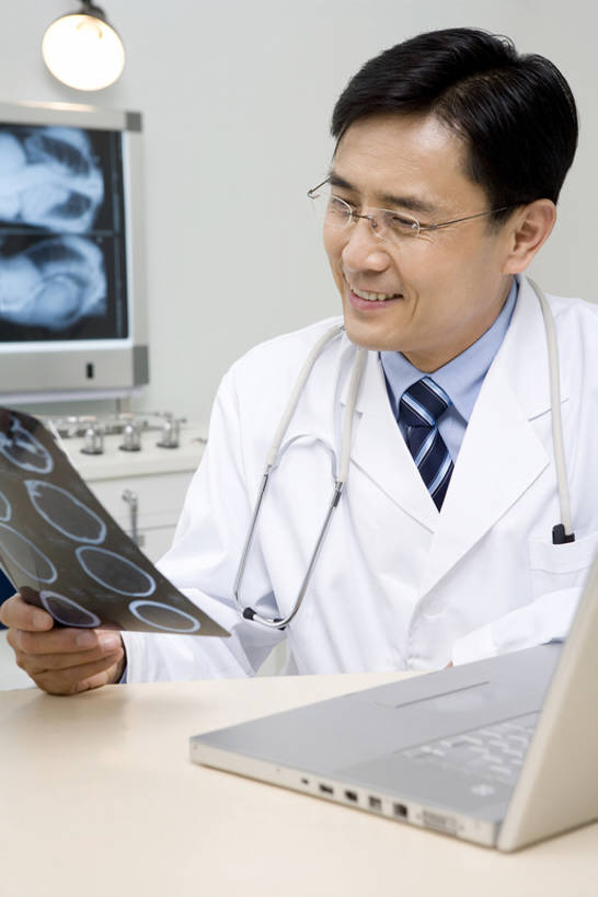 东方人,成年人,中年人,老年人,一个人,医生,科学家,医院,坐,笑,微笑,露齿笑,竖图,白天,正面,工作服,快乐,机器,笔记本电脑,技术,昆明,中国,亚洲,仅一个男性,仅一个人,仅一个中年男性,研究,分析,科学,医学,眼镜,拿着,设备,云南,看,医护人员,医疗人员,职业,灯箱,技巧,权威,医疗,专心,手艺,核磁共振,东亚,核磁共振成像,实验服,科学实验,磁共振成像,核磁共振技术,技能,技艺,计算机,老年男性,男人,男性,中年男性,亚洲人,中国人,大夫,技术员,半身,彩图,妙技,本领,专家,bj175