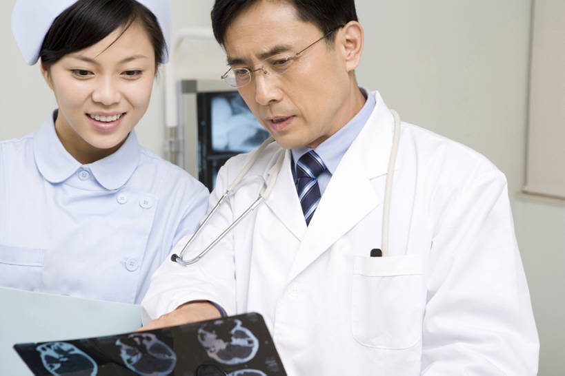 东方人,成年人,中年人,老年人,两个人,医生,护士,医院,笑,微笑,露齿笑,横图,x光片,白天,正面,工作服,制服,讨论,快乐,通讯,合作,团队,机器,技术,昆明,中国,亚洲,准备,并排,辐射,科学,医学,眼镜,拿着,注视,设备,云南,观察,教,看,医护人员,医疗人员,职业,服务,观看,技巧,支撑,察看,医疗,科学技术,x射线,关注,出示,手艺,x光,核磁共振,合伙,东亚,核磁共振成像,实验服,磁共振成像,核磁共振技术,工作制服,技能,技艺,认真,老年男性,男人,男性,年轻女性,女人,女性,亚洲人,中国人,年轻人,大夫,技术员,半身,彩图,工作套服,妙技,电磁波,电磁辐射,本领,专家,bj175