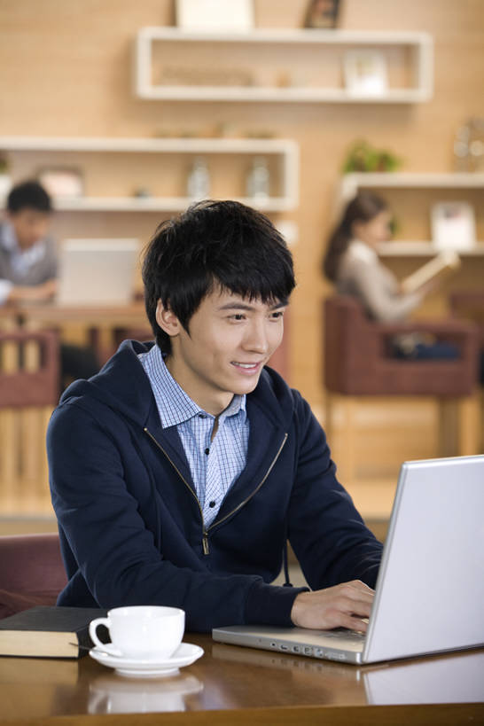 咖啡,东方人,成年人,脸,头,脸颊,三个人,坐,笑,微笑,露齿笑,竖图,室内,通讯,笔记本电脑,互联网,技术,桌子,中国,亚洲,敲打,咖啡杯,休闲装,输入,饮食,肩膀,打字,休闲,放松,生活方式,点击,敲击,便利,享乐,都市风光,网上冲浪,东亚,北京市,无线电技术,无忧无虑,按键,男人,男性,年轻男性,年轻女性,女人,女性,亚洲人,中国人,年轻人,头部,脸部,脸蛋,面部,书,彩图,欢乐,咖啡馆,一见钟情,bj175