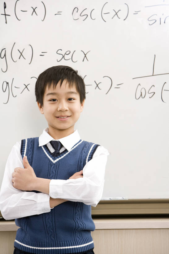 东方人,儿童,少年,一个人,学生,学校,教学楼,站,笑,双手交叉,微笑,露齿笑,竖图,室内,留白,正面,衬衫,快乐,满意,纯洁,智慧,骄傲,成功,信心,中国,亚洲,仅一个男性,仅一个人,突出,背心,领带,教育,注视,称赞,表扬,校园,刺激,小孩,白板,观察,看,手势,仅一个小孩,教室,校服,可爱,竖,童年,童趣,观看,翘,高,察看,双手抱胸,知识,享乐,夸奖,象征,优秀,庄重,成就,关注,身份,童真,东亚,烂漫,无邪,好,妙,顺利,出色,超群,杰出,卓越,奇妙,北京市,正式,地位,技能,数学符号,解决,聪明,天真,男孩,男人,男性,亚洲人,中国人,孩子,大拇指,半身,彩图,衬衣,教学大楼,小学,男生,打手势,小学生,bj175