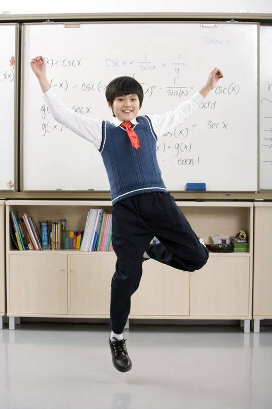 东方人,儿童,少年,一个人,学生,学校,教学楼,跳,微笑,竖图,室内,快乐,兴奋,纯洁,成功,信心,中国,亚洲,庆祝,背心,半空,教育,注视,领巾,校园,刺激,小孩,红色,白板,观察,看,教室,校服,可爱,同意,童年,童趣,观看,察看,知识,享乐,愉悦,关注,童真,东亚,烂漫,无邪,北京市,天真,男孩,亚洲人,中国人,孩子,彩图,全身,教学大楼,小学,男生,小学生,bj175