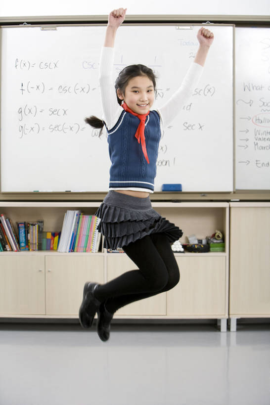 东方人,儿童,少年,一个人,学生,学校,教学楼,跳,微笑,竖图,室内,快乐,兴奋,纯洁,成功,信心,中国,亚洲,庆祝,背心,半空,教育,注视,领巾,校园,刺激,小孩,红色,白板,观察,看,教室,校服,可爱,同意,童年,童趣,观看,察看,知识,享乐,愉悦,关注,童真,东亚,烂漫,无邪,北京市,天真,女孩,亚洲人,中国人,孩子,彩图,全身,教学大楼,小学,女生,小学生,bj175