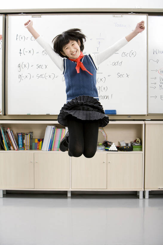 东方人,儿童,少年,一个人,学生,学校,教学楼,跳,微笑,竖图,室内,快乐,兴奋,纯洁,成功,信心,中国,亚洲,庆祝,背心,半空,教育,注视,领巾,校园,刺激,小孩,红色,白板,观察,看,教室,校服,可爱,同意,童年,童趣,观看,察看,知识,享乐,愉悦,关注,童真,东亚,烂漫,无邪,北京市,天真,女孩,亚洲人,中国人,孩子,彩图,全身,教学大楼,小学,女生,小学生,bj175