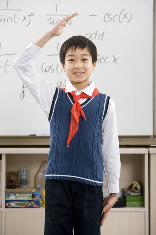 东方人,儿童,少年,一个人,学生,学校,教学楼,站,举,微笑,竖图,室内,纯洁,信心,中国,亚洲,背心,教育,注视,领巾,校园,小孩,红色,白板,观察,看,托,教室,校服,可爱,同意,童年,童趣,观看,察看,敬礼,知识,享乐,关注,问候,童真,东亚,烂漫,无邪,北京市,天真,团结,男孩,亚洲人,中国人,孩子,举起,举手,举着,向上举,向上伸,向上托,半身,彩图,教学大楼,小学,男生,小学生,bj175