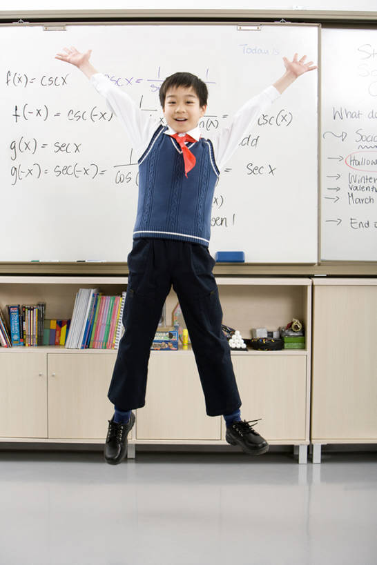 东方人,儿童,少年,一个人,学生,学校,教学楼,跳,微笑,竖图,室内,快乐,兴奋,纯洁,成功,信心,中国,亚洲,庆祝,背心,半空,教育,注视,领巾,校园,刺激,小孩,红色,白板,观察,看,教室,校服,可爱,同意,童年,童趣,观看,察看,知识,享乐,愉悦,关注,童真,东亚,烂漫,无邪,北京市,天真,男孩,亚洲人,中国人,孩子,彩图,全身,教学大楼,小学,男生,小学生,bj175