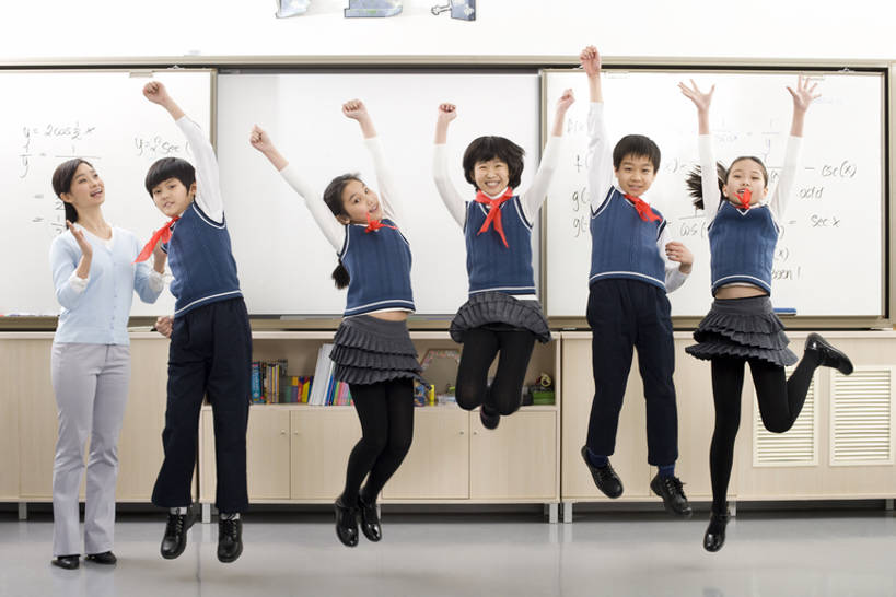 东方人,儿童,少年,学生,教师,跳,笑,微笑,露齿笑,横图,室内,衬衫,裙子,快乐,兴奋,纯洁,成功,中国,亚洲,庆祝,背心,半空,教育,注视,领巾,刺激,小孩,红色,社区,观察,教,看,教室,校服,可爱,同意,童年,童趣,观看,察看,享乐,愉悦,关注,童真,东亚,烂漫,无邪,北京市,教员,天真,男孩,年轻女性,女孩,女人,女性,亚洲人,中国人,孩子,年轻人,老师,彩图,全身,小学,先生,男生,女生,小学生,bj175