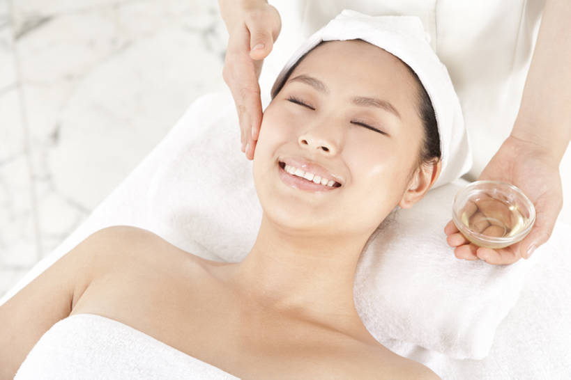 成年人,脸,头,脸颊,手,头发,两个人,按摩师,笑,微笑,露齿笑,横图,室内,侧面,按摩,美容,幸福,床,北京,中国,亚洲,擦,护肤,包裹,纺织物,床单,光亮,美丽,被子,裸露,肩膀,白色,黑色,毛巾,清洁,保养,享受,休息,休闲,概念,健康,放松,SPA水疗,保健,温泉浴场,摄影,皮肤,保暖,宁静,光滑,医疗,卫生,舒适,被单,关爱,清新,华贵,裸,面部按摩,透气,东亚,纯净,养颜,指压,按摩床,防水,柔和,细腻,替代疗法,平滑,炽热,储水,耐磨,吸水,无忧无虑,年轻女性,女人,女性,中国人,年轻人,头部,脸部,脸蛋,面部,技师,矿泉疗养地,闭着眼睛,触摸,仰卧,彩图,高角度拍摄,水疗,推拿,搓背床,理疗床,美容床,指压床,保健人员,和蔼,bj175