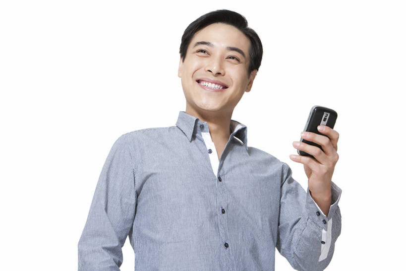 东方人,成年人,一个人,笑,微笑,露齿笑,横图,竖图,留白,白色背景,正面,仰视,衬衫,快乐,通讯,技术,手机,中国,亚洲,仅一个男性,仅一个人,拿着,牛仔裤,休闲装,仅一个年轻男性,生活方式,便利,享乐,发短信,智能手机,东亚,北京市,无线电技术,男人,男性,年轻男性,亚洲人,中国人,年轻人,电话机,半身,彩图,低角度拍摄,影棚拍摄,欢乐,一见钟情,bj175