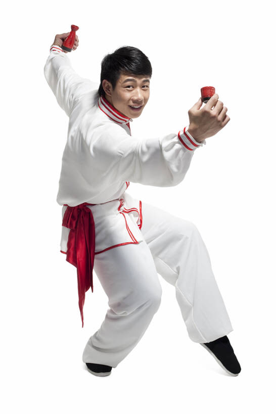 清酒,东方人,成年人,手,一个人,站,举,笑,微笑,露齿笑,竖图,白色背景,正面,锻炼,快乐,欣喜若狂,兴奋,运动,信心,技术,武术,中国,亚洲,仅一个男性,仅一个人,表演,喝,欢呼,陶瓷,食品,陶瓷制品,酒类,饮品,杯,拿着,注视,饮食,刺激,酒,酒瓶,食物,饮料,仅一个年轻男性,玻璃瓶,瓶子,观察,看,托,太极拳,概念,健康,活力,力量,观看,技巧,动作,察看,敏捷,关注,可口,中国文化,空手道,手艺,武打,弹性,东亚,武功,北京市,勇气,技能,技艺,适口,能力,体育,男人,男性,年轻男性,亚洲人,中国人,年轻人,茶杯,举起,举手,举着,向上举,向上伸,向上托,彩图,全身,影棚拍摄,传统服装,健身,武学,妙技,喝醉,清酒瓶,传统文化,本领,韧性,醉,bj175