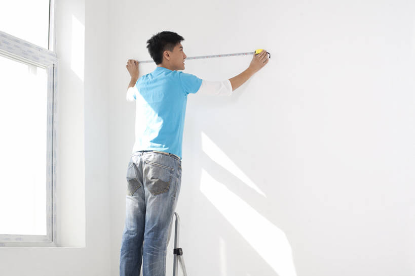 东方人,成年人,一个人,家庭,举,横图,室内,留白,家务,建筑业,窗户,北京,日光,中国,亚洲,仅一个男性,仅一个人,握,阴影,测量,梯子,墙,休闲装,仅一个年轻男性,背面,蓝色,白色,卷尺,托,站着,温暖,温馨,一家人,握着,摄影,和睦,专心,房地产,东亚,人字梯,男人,男性,年轻男性,亚洲人,中国人,年轻人,举起,举手,举着,向上举,向上伸,向上托,彩图,焦距,融洽,改进,bj175