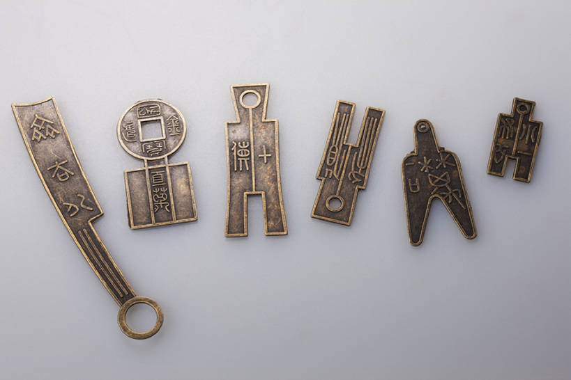 无人,横图,特写,静物,金属制品,北京,中国,亚洲,五个,许多,灰色背景,金属,洞,艺术品,古典,历史,传统,古代,汉字,摄影,多样,古董,铜,中国文化,古典风格,东亚,远古,古代文明,货币,彩图,影棚拍摄,传统文化,过去,bj175