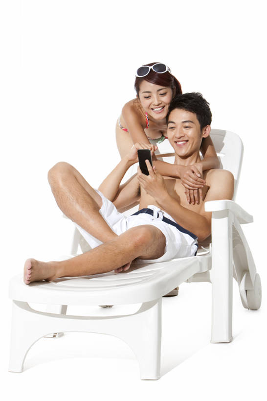 东方人,两个人,夫妻,微笑,竖图,白色背景,正面,泳装,爱情,度假,日光浴,快乐,互联网,技术,手机,中国,亚洲,泳裤,触摸屏,浪漫,夏天,恩爱,恋人,便利,享乐,愉悦,发短信,网上冲浪,智能手机,东亚,无线电技术,异性恋,年轻男性,年轻女性,亚洲人,中国人,年轻人,夫妇,情侣,彩图,全身,影棚拍摄,伴侣,一见钟情,bj175