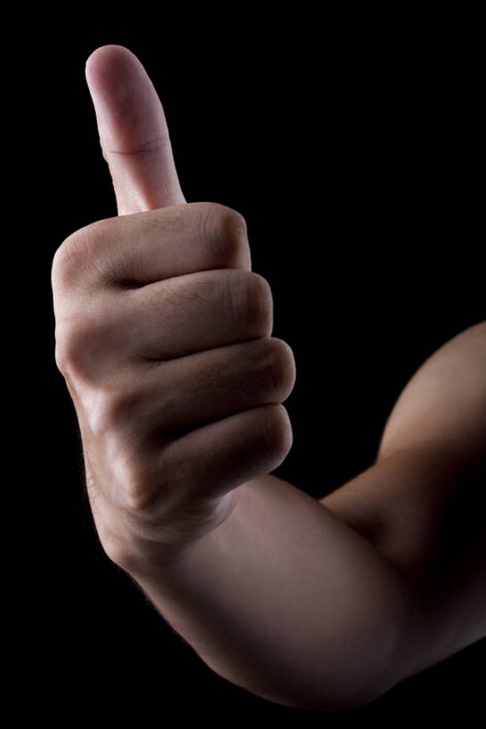 东方人,成年人,中年人,手,拇指,一个人,竖图,特写,正面,智慧,北京,中国,亚洲,仅一个男性,仅一个人,仅一个中年男性,黑色背景,突出,欢呼,称赞,表扬,手势,竖,摄影,翘,高,部分,夸奖,优秀,东亚,好,妙,顺利,出色,超群,杰出,卓越,奇妙,聪明,男人,男性,中年男性,亚洲人,中国人,大拇指,手臂,彩图,影棚拍摄,打手势,bj175